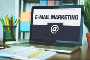 E-Mail-Marketing – Newsletter Laptop mit der Aufschrift „E-Mail Marketing“ auf dem Bildschirm.