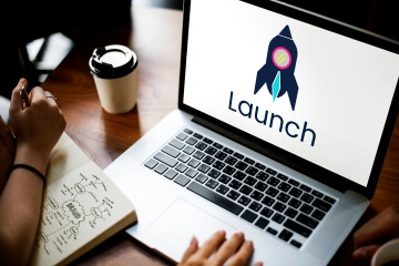 Launch-Support – Launch-Planung Laptop mit Launch-Grafik und Notizen zur Planung eines Launches.