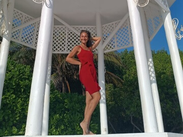 Meine Leidenschaft – Sandra Savanovic Sandra Savanovic in einem Pavillon am Strand von Playa del Carmen, Mexiko.