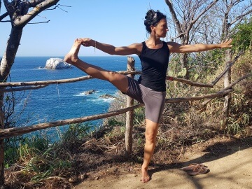 Mein Lifestyle – Sandra Savanovic Sandra Savanovic macht Yoga mit Blick auf das Meer in Zipolite, Mexiko.
