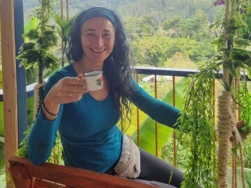 Sprachen, die ich spreche – Sandra Savanovic Sandra Savanovic mit einer Tasse Kaffee auf einer Kaffeefarm in Salento, Kolumbien.