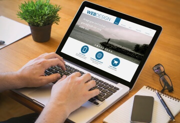 Webdesign – WordPress-Website Laptop mit einer geöffneten Website auf dem Bildschirm.