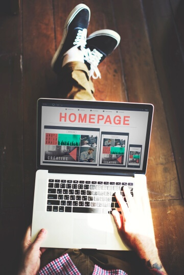 Website erstellen lassen Person betrachtet eine Homepage am Laptop – Fokus auf modernes Webdesign