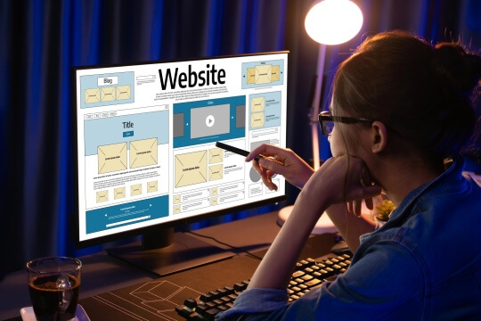 Website-Planung und Struktur Eine Frau plant die Struktur und den Aufbau einer Website am Computer.