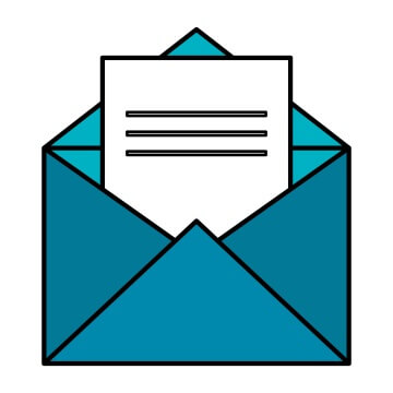 -Mail im Briefumschlag Person betrachtet eine Homepage am Laptop – Fokus auf modernes Webdesign