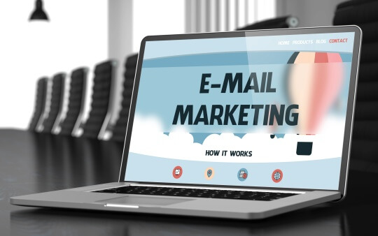 E-Mail-Marketing – Strategie Laptop mit der Aufschrift „E-Mail Marketing“ auf dem Bildschirm.